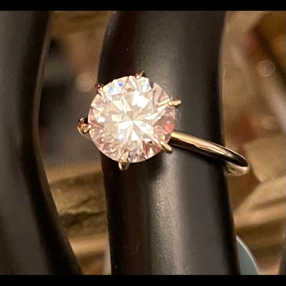 14K Gold Solitaire Ring absolutely beautiful ring. - Picture 2 of 4